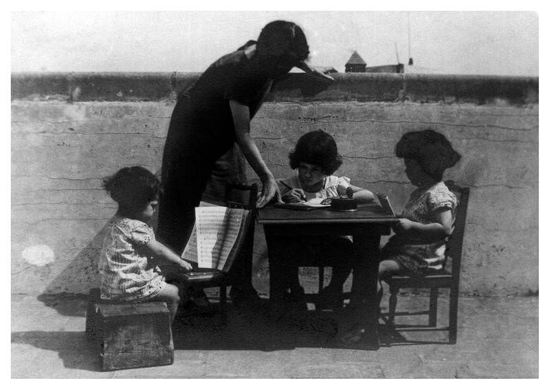   La pequeña Alicia de Larrocha juega a tocar el piano