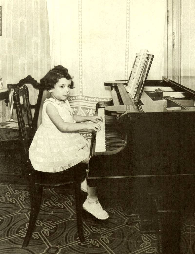   La pequeña Alicia de Larrocha da sus primeros compases en el piano