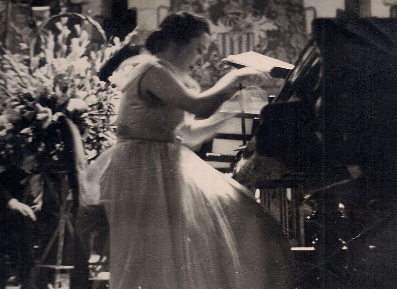 El primer día de julio de 1949, con 20 años, actuó en el Palau de la Música de Barcelona