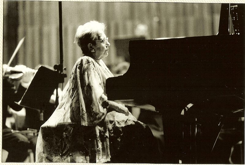 El 5 de abril del año 2000, Alicia de Larrocha actuó junto a la Orquesta Filarmónica de Zagreb