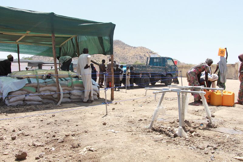 El acceso al agua es una necesidad esencial para los recién desplazados. MSF ha instalado varios puntos de agua dentro del complejo hospitalario y ha organizado la distribución diaria mediante dos camiones cisterna.