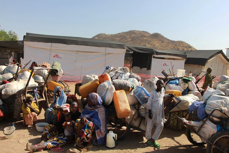 Nuevos desplazados llegan con sus pertenencias al recinto del hospital de Pulka, el primer lugar en el que los recién llegados se establecen.