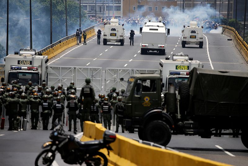 La policía natidisturbios toma posiciones