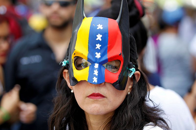 Máscaras y banderas para lanzar una protesta