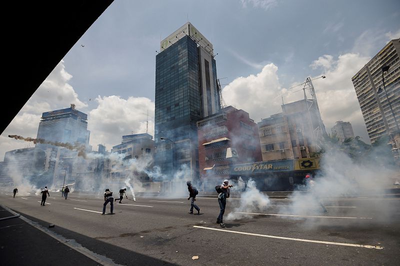 Policía y manifestantes antichavistas se enfrentan en Caracas