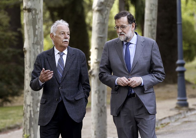 RAJOY RECIBE AL ESCRITOR EDUARDO MENDOZA