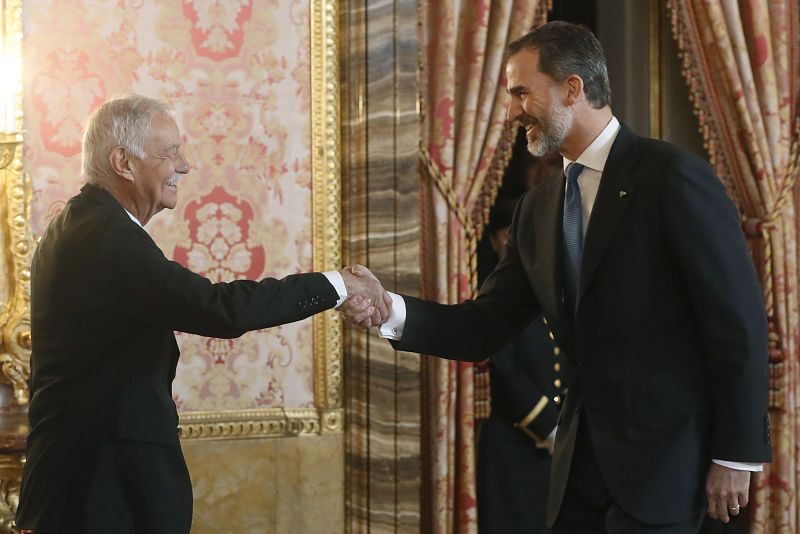 ALMUERZO AL MUNDO DE LAS LETRAS