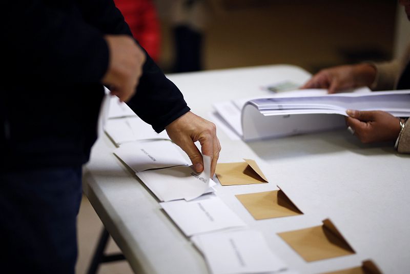 Papeletas electorales en Pantin, al norte de París