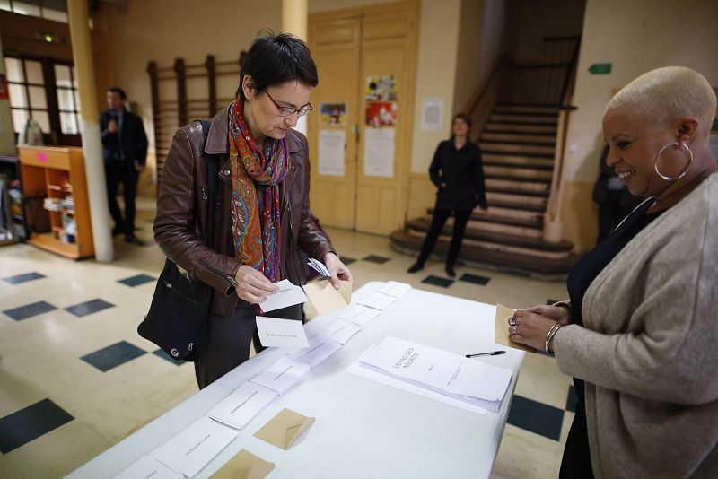La candidata del partido de extrema izquierda de Lucha Obrera, Nathalie Arthaud vota en Pantin, al noreste de París
