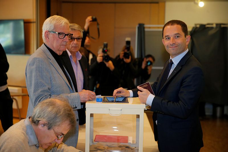 El candidato socialista a la Presidencia de Francia, Benoit Hamon (d), vota enTrappes, cerca de París