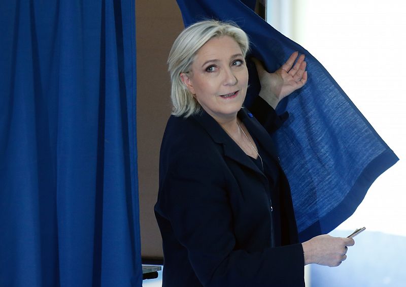 Marine Le Pen, candidata ultraderechista del Frente Nacional, vota en Henin-Beaumont, al norte de Francia