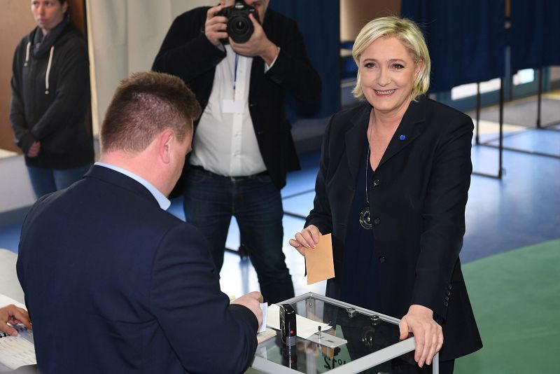 La candidata ultraderechista del Frente Nacional, Marine Le Pen deposita su voto en Henin-Beaumont, al noroeste de Francia