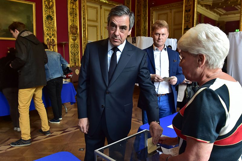 El candidato conservador a la Presidencia, François Fillon, vota en París