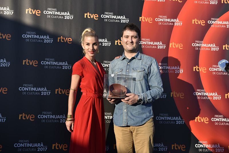 El periodista, escriptor i editor Marc Moreno recull el premi de l'actriu Sara Miquel, protagonista de la sèrie "Acacias, 38"