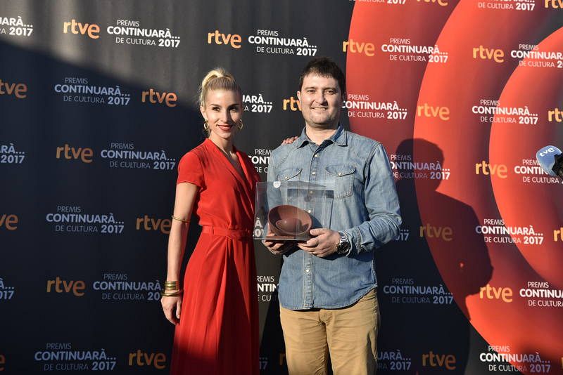  El periodista, escriptor i editor Marc Moreno recull el premi de l'actriu Sara Miquel, protagonista de la sèrie "Acacias, 38"