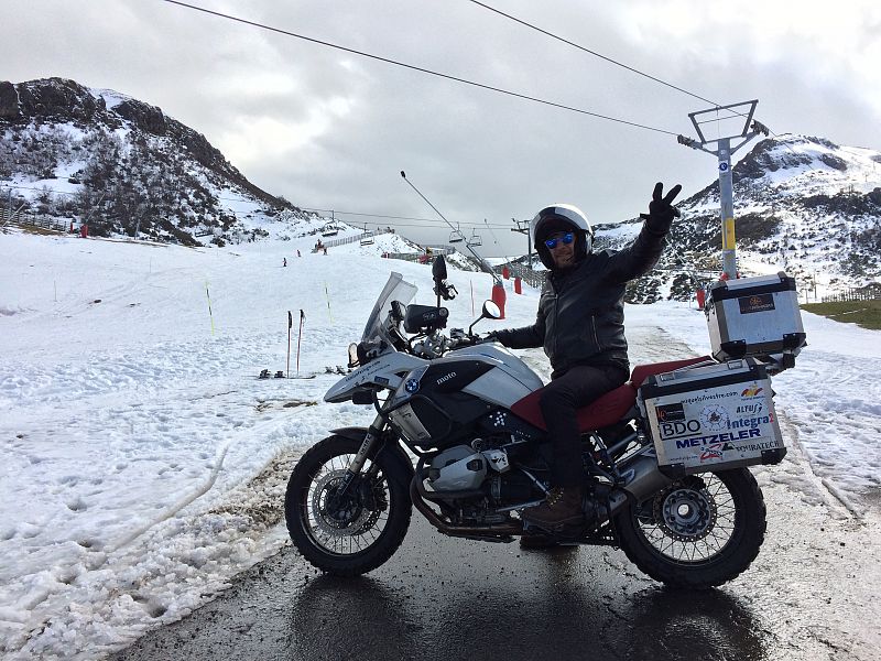 "Miquel Silvestre con su moto Atrevida llega hast el comienzo mismo de la pista de ski de la estación Valgrande Pajares"