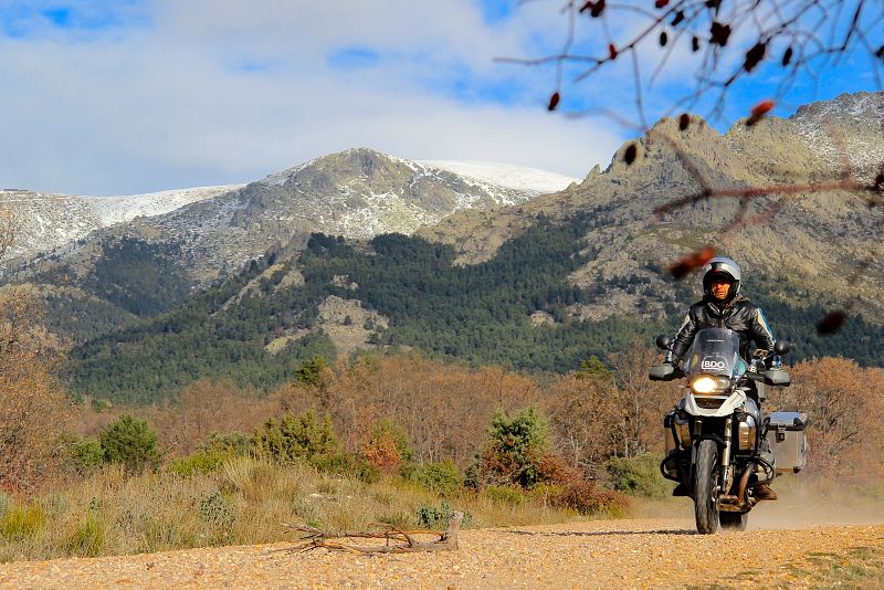 Tan cerca de Madrid y parece otro país. Detrás de Miquel está la Bola del Mundo de Navacerrada