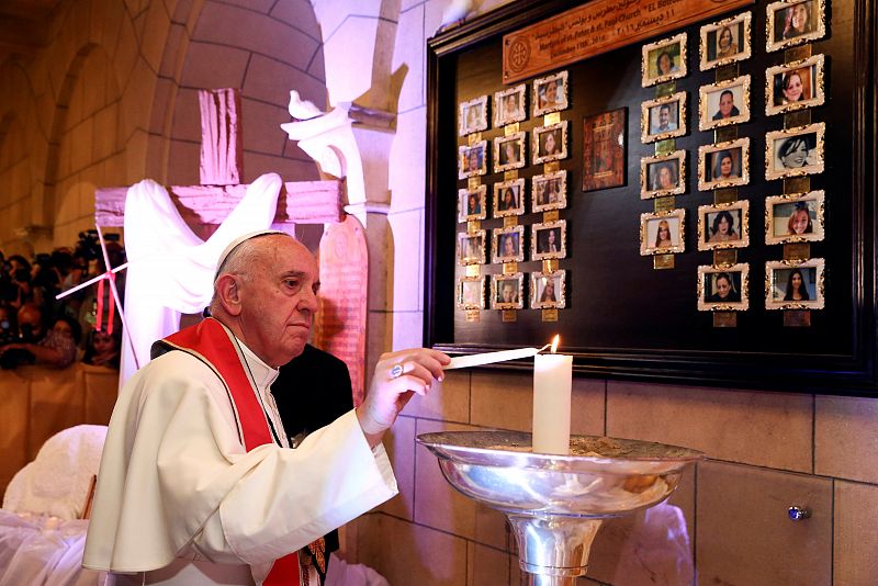 El papa enciende una vela en la iglesia copta del Cairo