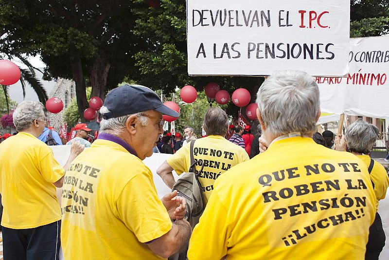 Pensionistas manifestándose en Santa Cruz de Tenerife el 1 de mayo