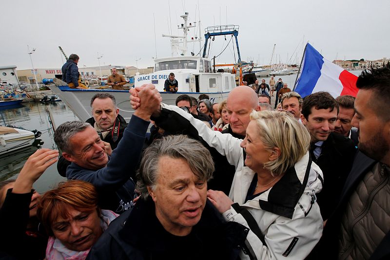 Le Pen confratenirza con los pescadores de Grau-du-Roi