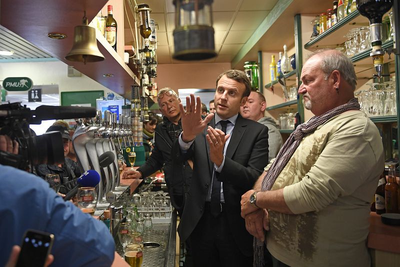 Tras la barra de un bar en un pueblo minero