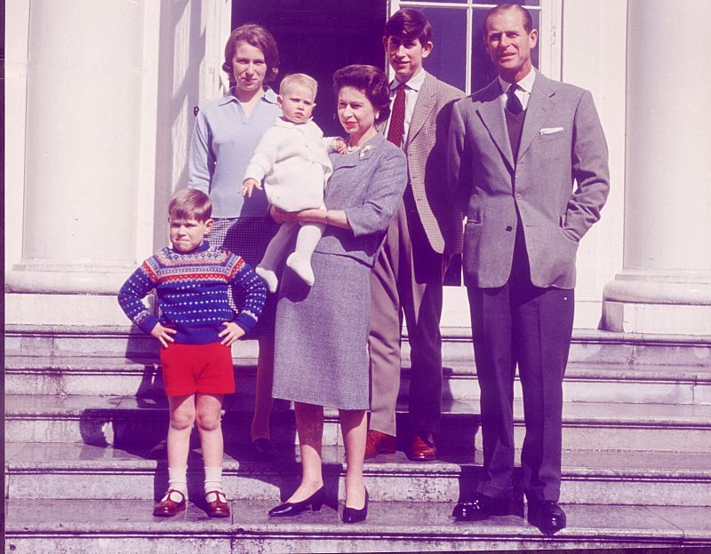 La familia real británica, Isabel II, Felipe de Edimburgo, el príncipe Carlos, la princesa Ana, el príncipe Andrés y el príncipe Eduardo, posa ante los medios.