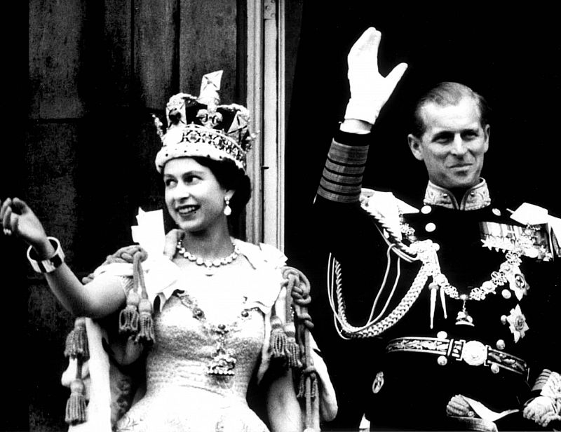 La reina Isabel II y su esposo Felipe de Edimburgo saludan tras su coronación, el 2 de junio de 1953.