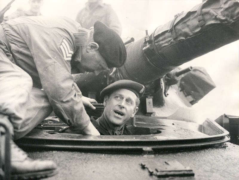 Felipe de Edimburgo, dentro de un tanque.