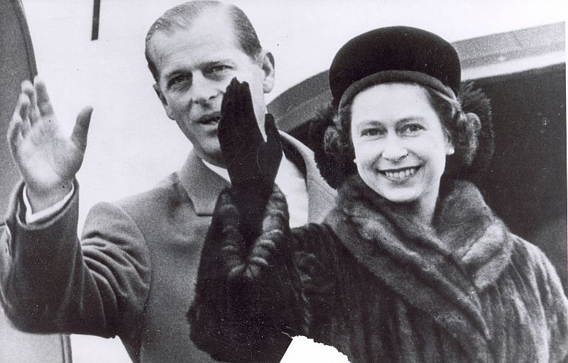 Isabel II saluda con su marido el príncipe Felipe, duque de Edimburgo.