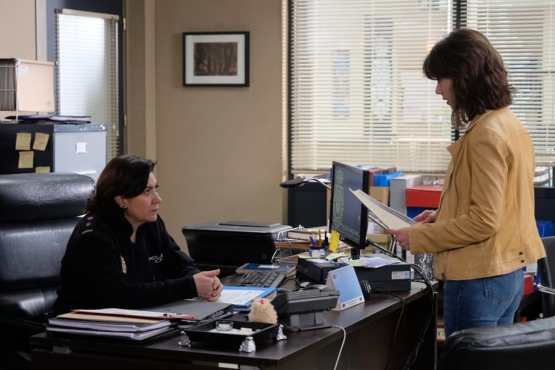 Claudia y Alicia hablan en el despacho de Miralles