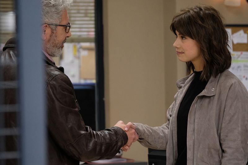 Alicia y Quintero en la comisaría de Servir y Proteger