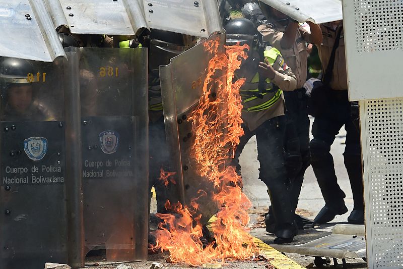 Cócteles molotov contra la policía de Maduro