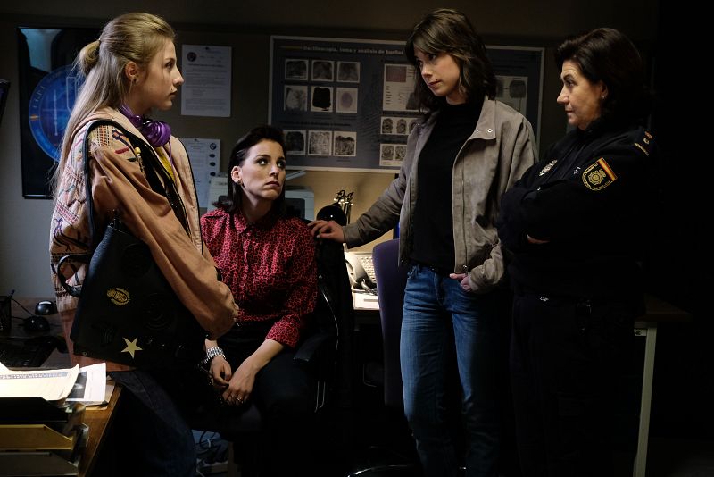 Olga junto a Claudia en la comisaría de Servir y proteger