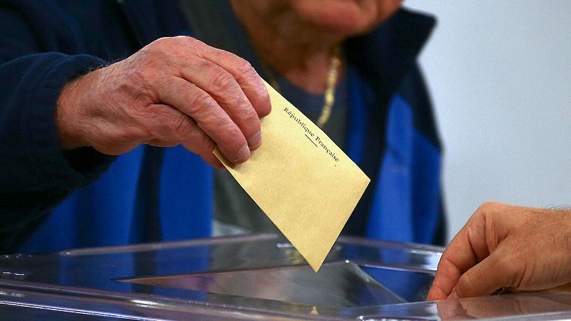 Un ciudadano francés vota en Sídney en la segunda vuelta de las elecciones francesas