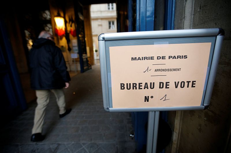 Un hombre llega a uno de los centros de votación en París