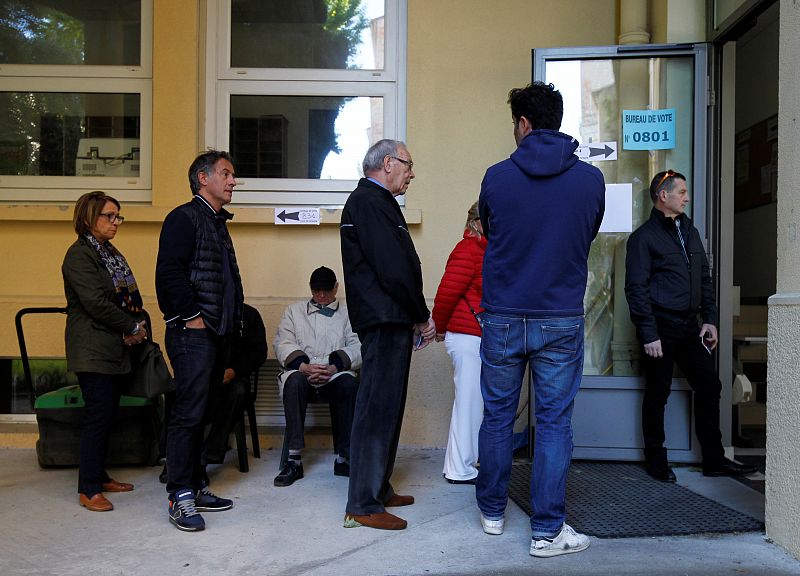 Varias personas hacen cola para votar en un colegio electoral en Marsella