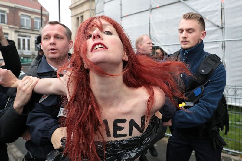 Arresto de una de las activistas de Femen tras colgar un cartel contra Marine Le Pen en una iglesia en Henin-Beaumont