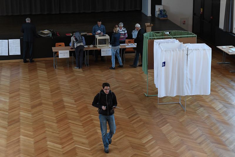 Varios franceses votan en un colegio electoral en Estrasburgo