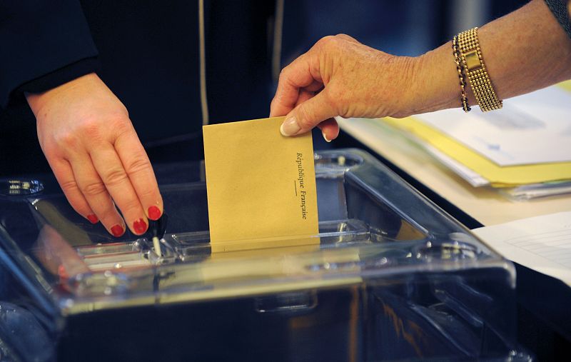 Una mujer deposita su voto en Quimper, en la Bretaña francesa