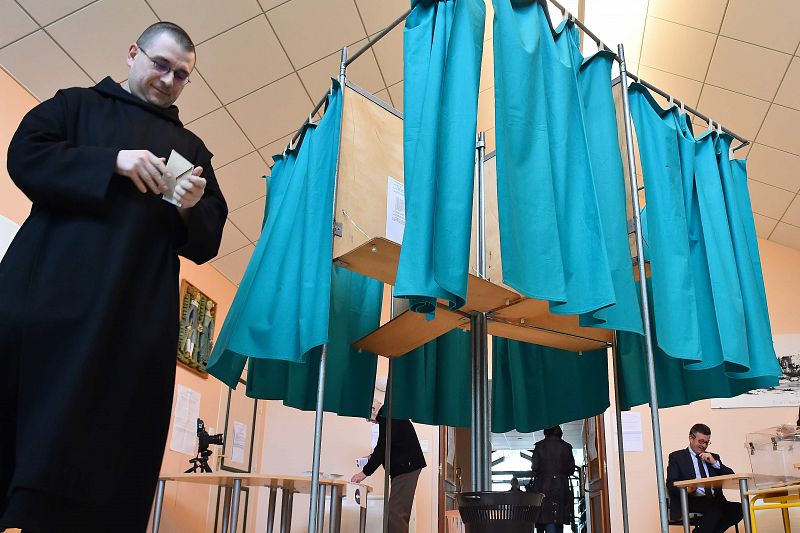 Un monje vota en Solesmes, al noroeste de Francia