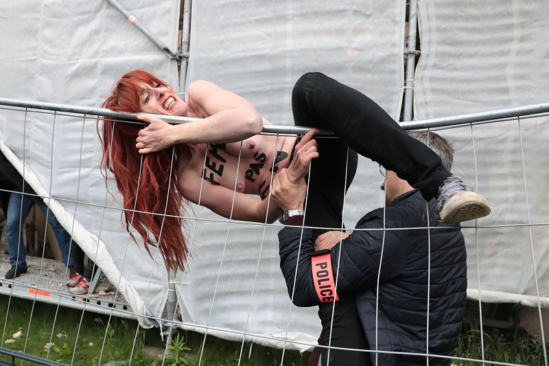 Una activista de Femen es detenida tras una protesta contra Marine Le Pen en Henin-Beaumont, municipio en el que vota la líder del Frente Nacional