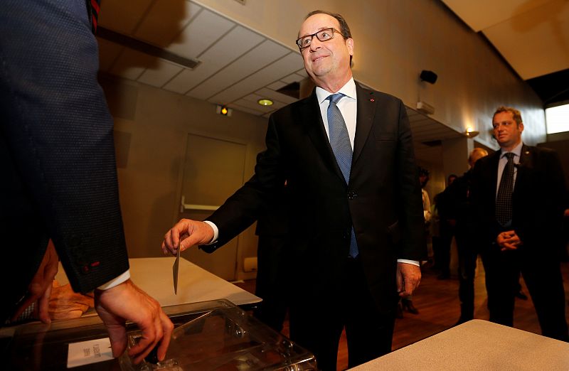 El presidente François Hollande deposita su papeleta en un colegio en Tulle