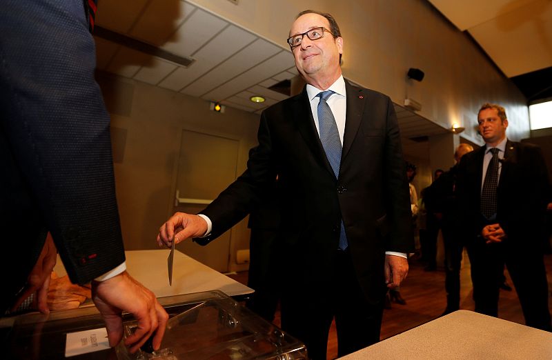 El presidente François Hollande deposita su papeleta en un colegio en Tulle