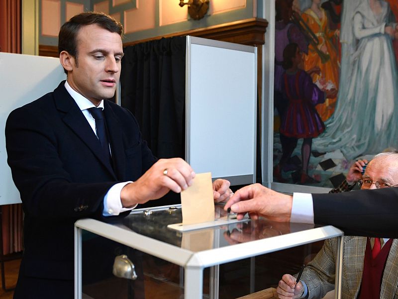 Emmanuel Macron vota en Le Touquet, al norte de Francia