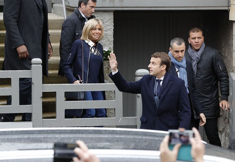 Emmanuel Macron y su esposa Brigitte Trogneux salen del domicilio familiar en Le Touquet para acudir al centro de votación