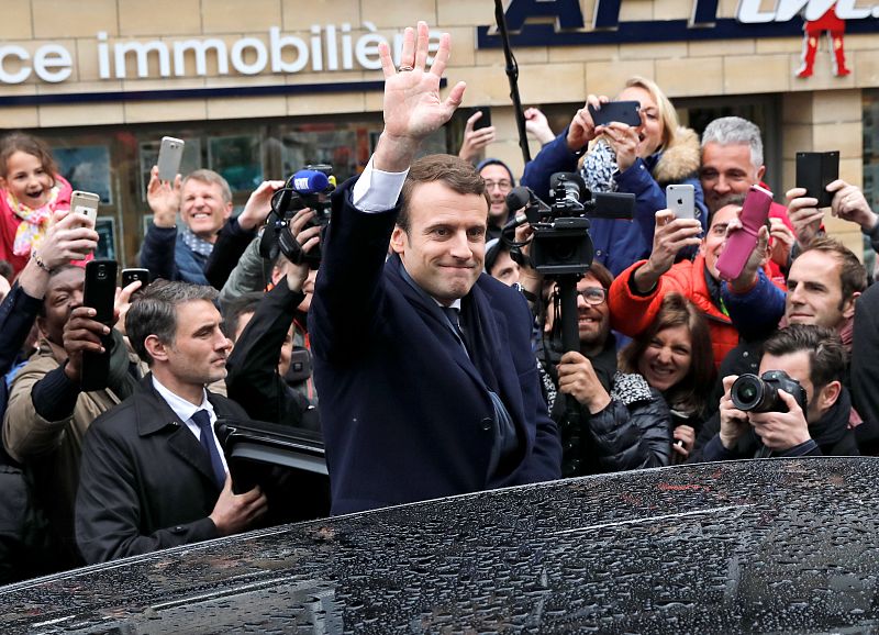 Emmanuel Macron saluda a los ciudadanos concentrados a las puertas de su centro de votación en Le Touquet
