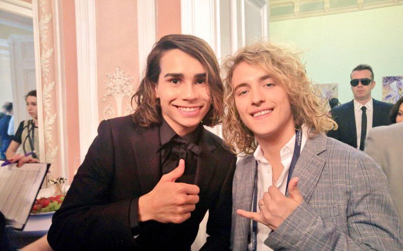 Manel Navarro e Isaiah posan juntos