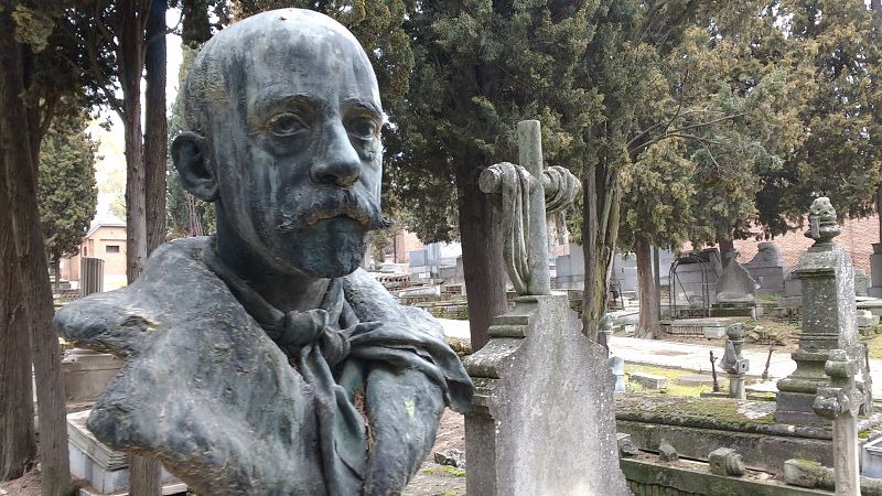 Imagen del cementerio civil. En primer término, un magnifico busto de bronce en una tumba anónima