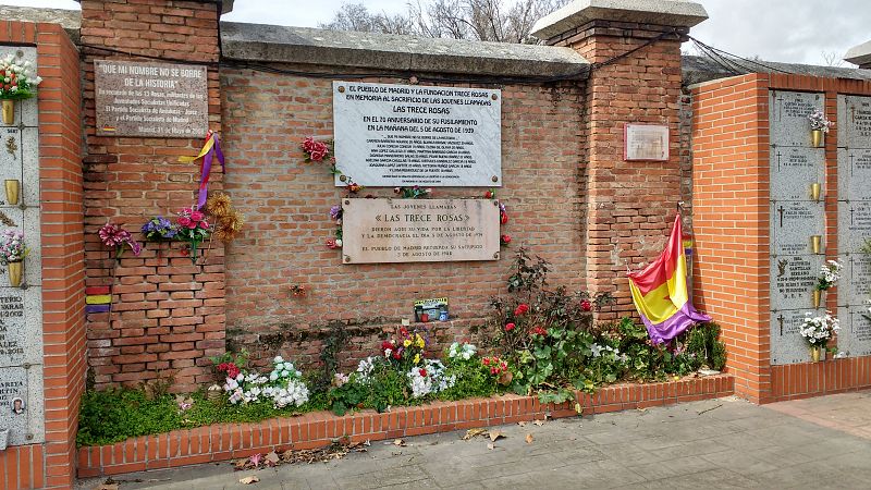 Monumento de homenaje a Las 13 Rosas, fusiladas en el muro