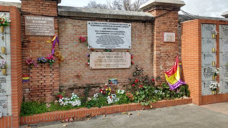 Monumento de homenaje a Las 13 Rosas, fusiladas en el muro 